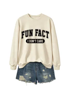 Vue détaillée de ce sweat-shirt décontracté avec imprimé tendance et short en denim.