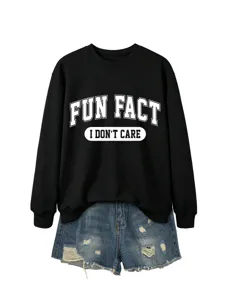Sweat-shirt noir décontracté pour femme avec imprimé fun fact et joli short en jean.