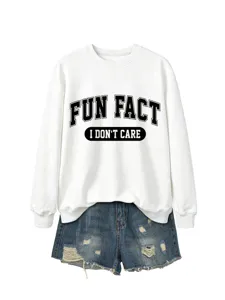 Vue détaillée du sweat-shirt blanc avec texte sur la poitrine et short en jean assorti.