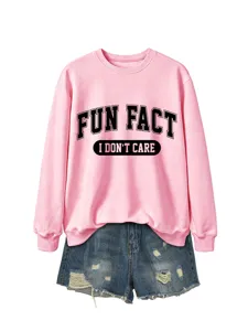 Sweat-shirt rose décontracté avec imprimé assorti à un short en jean pour femmes.