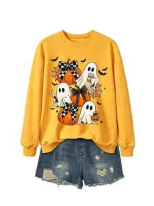Detailansicht des niedlichen Halloween Geister Sweatshirts mit Kürbisprint und Jeansshorts.