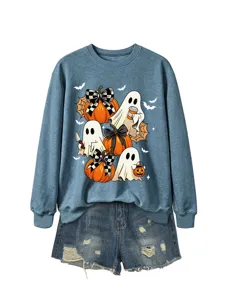 Damen süßer Geist Kürbis Halloween Pullover kombiniert mit stylischem Jeansshorts-Set.