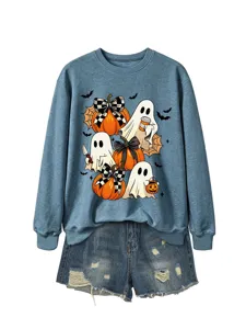 Süßer Halloween Geist Kürbis Druck langarm Rundhals Sweatshirt mit Destroyed Jeansshorts.