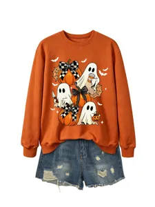 Damen Halloween Sweatshirt mit süßem Geist Kürbis Print und Jeansshorts kombiniert.