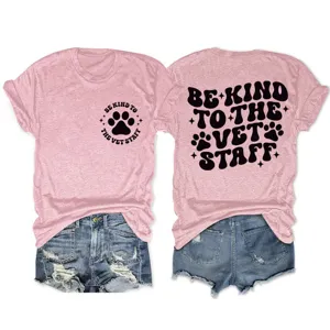 T-shirt rosa mélange a maniche corte con stampa grafica da veterinario e shorts.