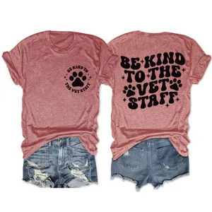 Comoda t-shirt da donna a maniche corte e girocollo con stampa grafica veterinaria.