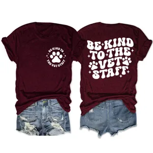 Maglietta casual bordeaux a maniche corte con simpatica stampa grafica dello staff veterinario.