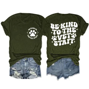 Maglietta verde casual da donna a maniche corte con stampa veterinaria e pantaloncini jeans.