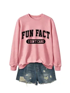 Gros plan sur le sweat rose avec impression de lettres amusantes et short en jean assorti.
