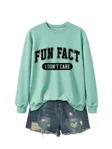 Sweat-shirt à slogan vert menthe à manches longues avec short en jean déchiré.