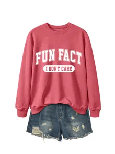 Sweat-shirt rouge à col rond avec short en jean déchiré pour tenue décontractée.