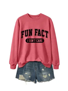 Vue détaillée du sweat-shirt rouge avec impression de slogan élégante et short en denim.