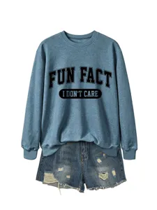 Sweatshirt bleu décontracté avec imprimé amusant et short en denim déchiré, vue détaillée.