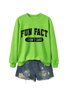 Vue détaillée d'un sweat-shirt à manches longues vert décontracté avec slogan drôle.
