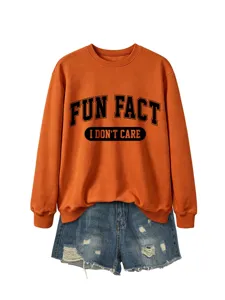 Sweat-shirt orange décontracté avec imprimé lettres et short en denim bleu pour femmes, style quotidien.
