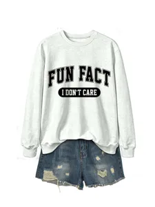 Sweat-shirt décontracté pour femme à col rond associé à un short en jean déchiré tendance.