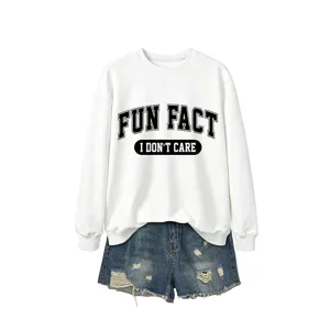 Sweat-shirt blanc à manches longues avec imprimé slogan et short en jean pour femmes.