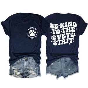 Vista dettagliata della t-shirt blu scuro dello staff veterinario con impronte di zampe.