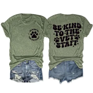 Maglietta da donna verde militare a maniche corte con stampa veterinaria e pantaloncini.