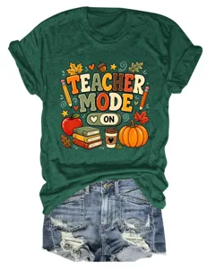 Vintage Teacher Mode print korte mouw groen T-shirt gecombineerd met casual jeansshorts.