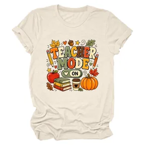 Detailopname van de leraar-modus grafische print op een comfortabel crème katoenen t-shirt.