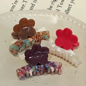 Detailansicht modischer koreanischer Blumen Haarklammern, Vintage Acetat Design.