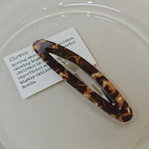 Korean vintage tortoiseshell hair clip detail, elegant BB clip for side hair and bangs styling.