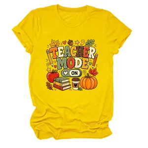 Gedetailleerd overzicht van het gele Teacher Mode On grafische dames T-shirt met korte mouwen.