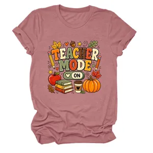 Close-up detail van de vintage herfst leraar grafische print op zacht roze stof korte mouw top.