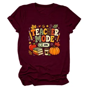 Detailopname van het bordeauxrode t-shirt met korte mouwen, leraar print en herfstdetails.