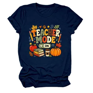 Close-up detail van de vintage leraar herfst grafische print op het navy t-shirt.