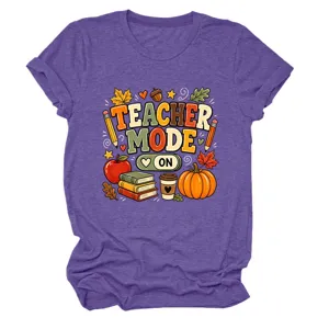 Detailaufnahme des Teacher Mode On Grafikdrucks und der Herbstelemente auf dem lila T-Shirt.