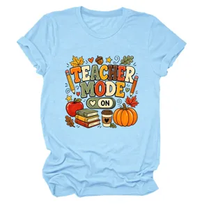Gedetailleerd overzicht van het lichtblauwe teacher mode korte mouwen t-shirt met vintage print.