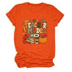 Detailopname van de leraar grafische print op het oranje korte mouw t-shirt.