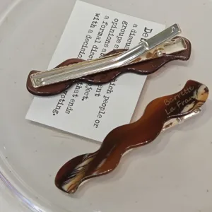 Retro acetate wavy hair clip detail view, elegant side bangs clip and hair accessories.