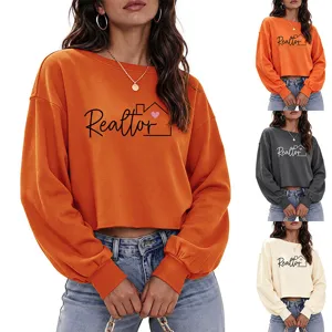 Vista detallada de sudadera corta de mujer de manga larga con estampado Realtor en el pecho.