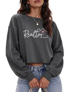 Vista detallada de sudadera corta gris oscura para mujer con estampado gráfico realtor.