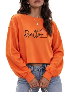 Vista detallada de sudadera corta naranja para mujer con estampado Realtor.
