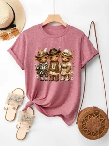 Dettaglio di t-shirt a maniche corte con stampa di mucca delle Highland, stile casual e cotone.