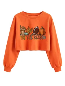 Vue rapprochée du sweat-shirt orange court avec imprimé graphique automnal et texte.