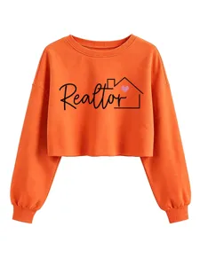 Detalle en primer plano de la sudadera naranja con estampado Realtor y gráfico de corazón.