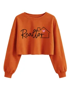 Primer plano detallado de la sudadera corta naranja para mujer con gráfico de realtor.