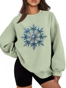 Gedetailleerd overzicht van de verdikte pluche sweatshirt met sprankelende blauwe sneeuwvlokprint.