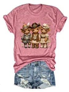 Dettaglio grafico di mucca scozzese cowboy su t-shirt rosa da donna a maniche corte in cotone.