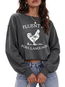 Sudadera corta de moda informal para mujer con un divertido diseño gráfico de lema de gallo.