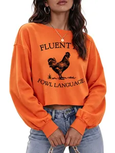 Sudadera corta naranja para mujer con un divertido estampado gráfico de pollo elegante.