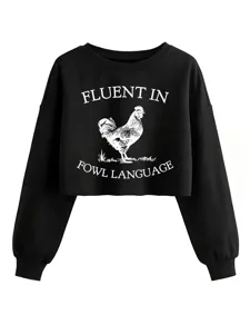 Primer plano detallado de la sudadera corta negra con gráfico de gallo y texto.
