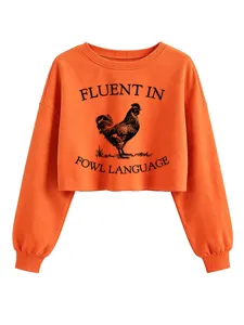 Sudadera corta naranja con estampado gráfico de gallo y texto para un estilo casual.