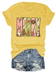 Detailansicht gelbes Kurzarmshirt mit rosaweihnachtlichem MERRY Motiv und Jeansshorts.