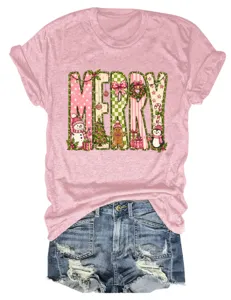 Damen rosa Kurzarm T-Shirt mit Weihnachts MERRY Grafik Print und blauen Jeansshorts.